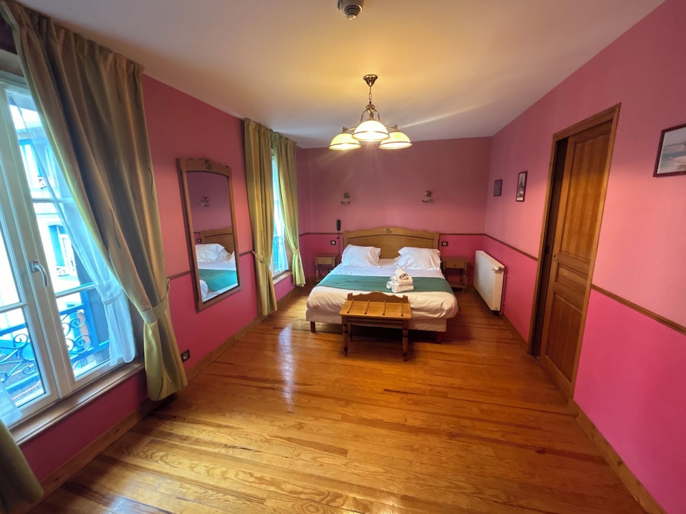 Double Superior, Courtyard View and Church, separated toilets