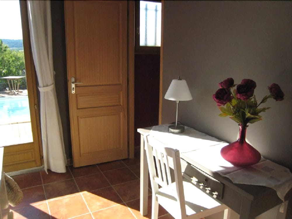 Classic Double Room (Coquelicot)