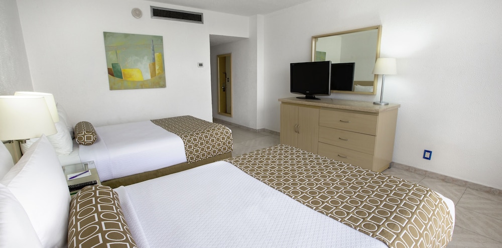 Deluxe Room, 2 Double Beds, Balcony, Partial Ocean View - Photo 7