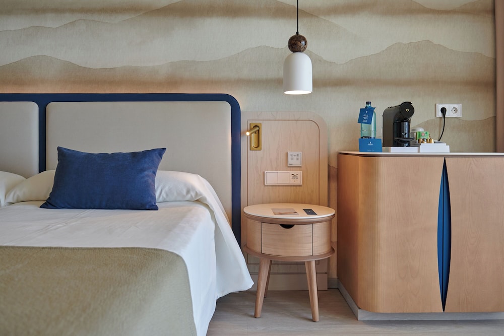 Double Room, Balcony, Partial Sea View (Select) - Photo 4