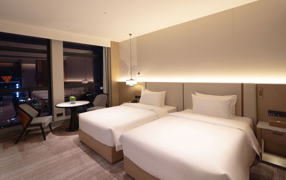 Senior Twin Room, Park View