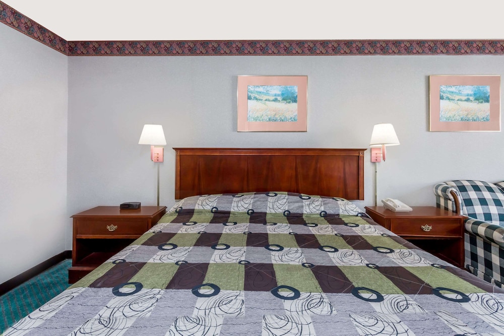 Room, 1 King Bed - Photo 3