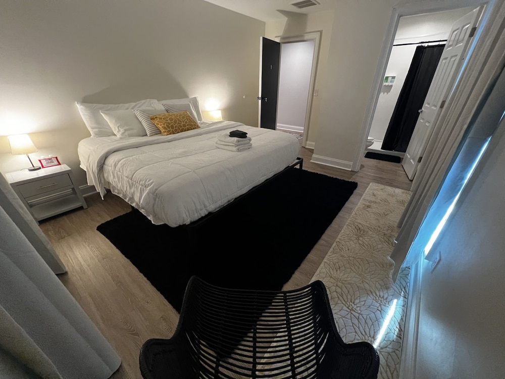 Room, 1 King Bed, Non Smoking photo 2