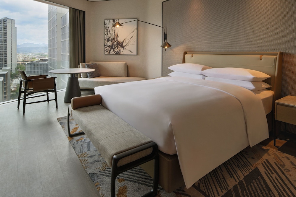 Deluxe Room, 1 King Bed, City View photo 1