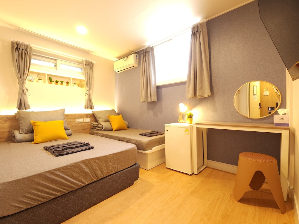 Triple Room 1 Queen, 1 Single - Photo 1