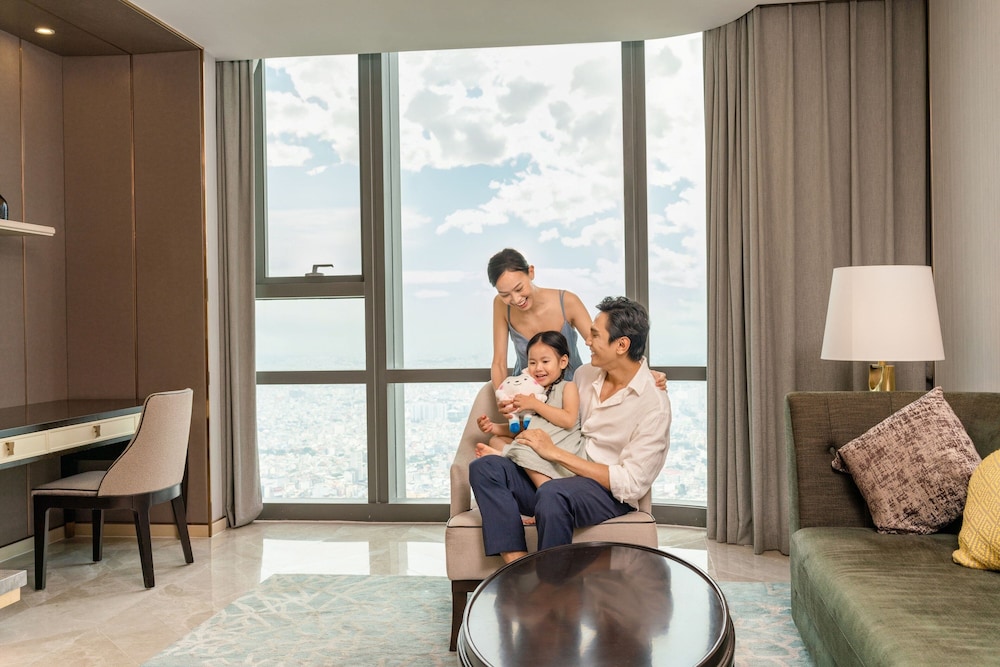 Panoramic Suite, 1 King Bed photo 2