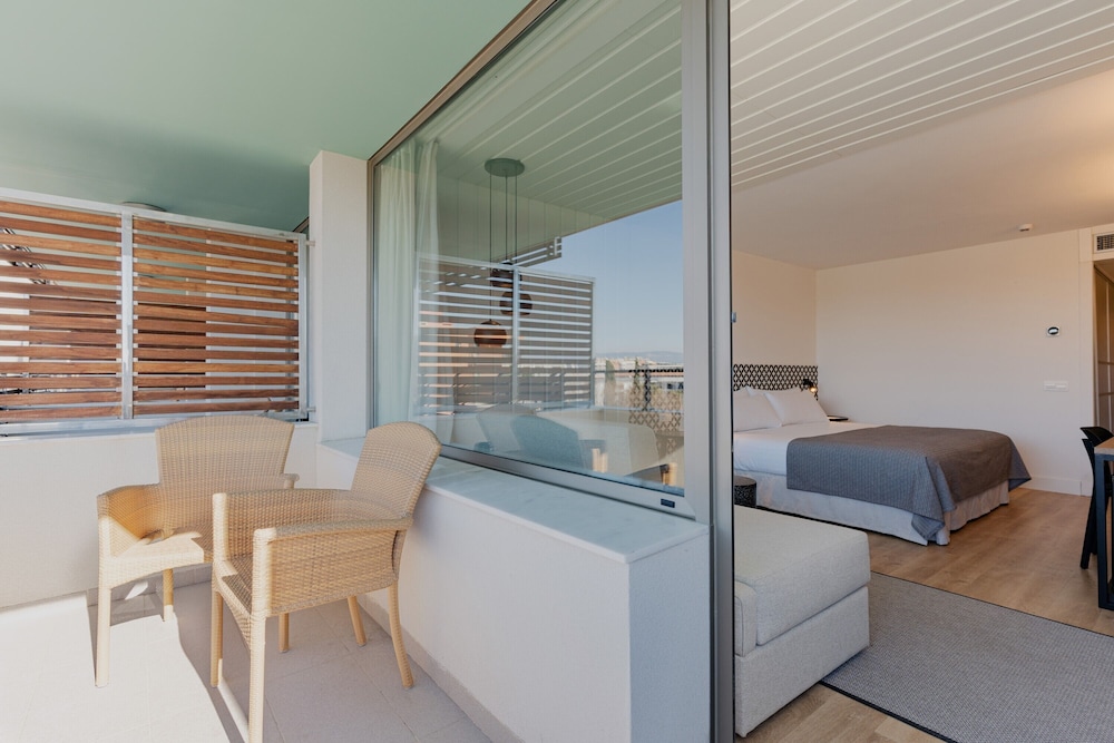 Habitación Triple Estándar Con Terraza (Promo. Spa Access) photo 3