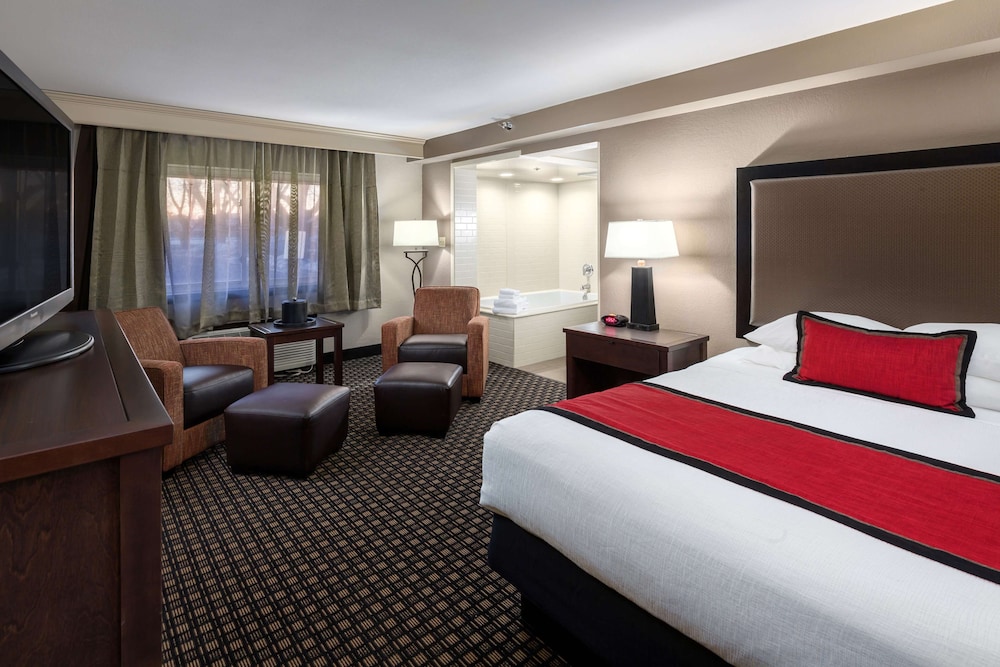Suite, Multiple Beds, Non Smoking, Refrigerator & Microwave - Photo 1
