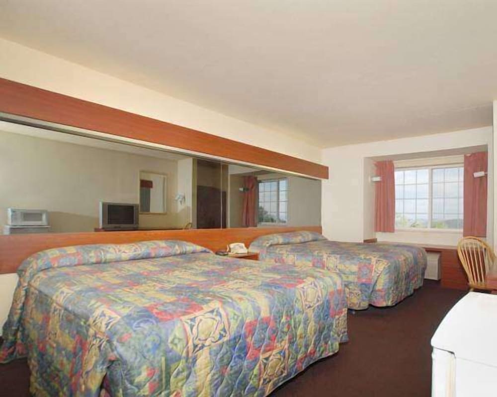 Room, 2 Queen Beds, Smoking photo 3