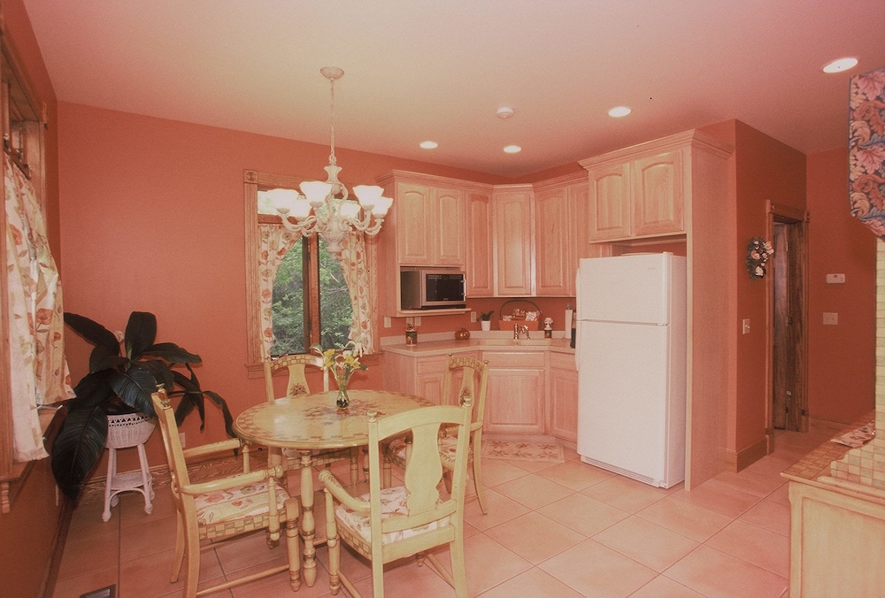 Deluxe Cottage, 1 King Bed, Non Smoking, Jetted Tub (The Cottage at The Garth) photo 2