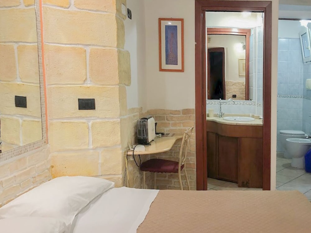 Economy Single Room, 1 Bedroom, Ensuite photo 3
