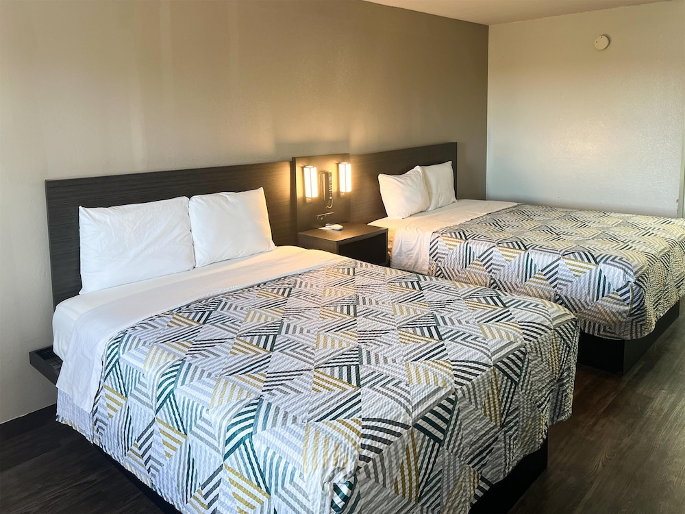 Deluxe Room, 2 Queen Beds, Smoking, Refrigerator & Microwave photo 2