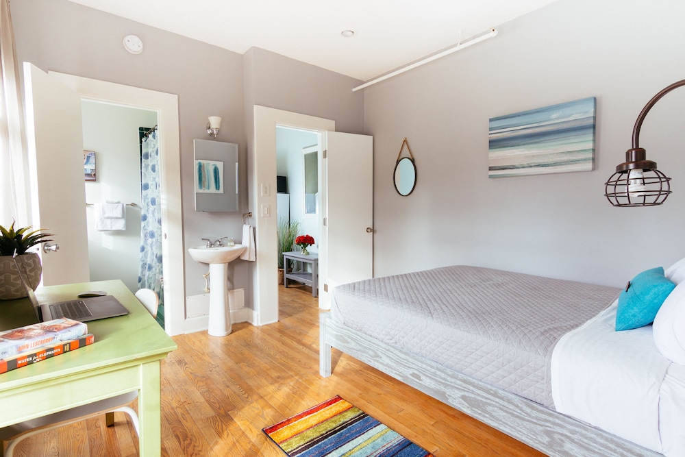 Sunny 1-Bedroom Suite photo 1