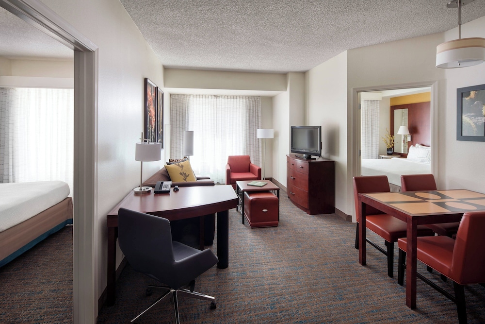 Suite, 2 Bedrooms - Photo 1