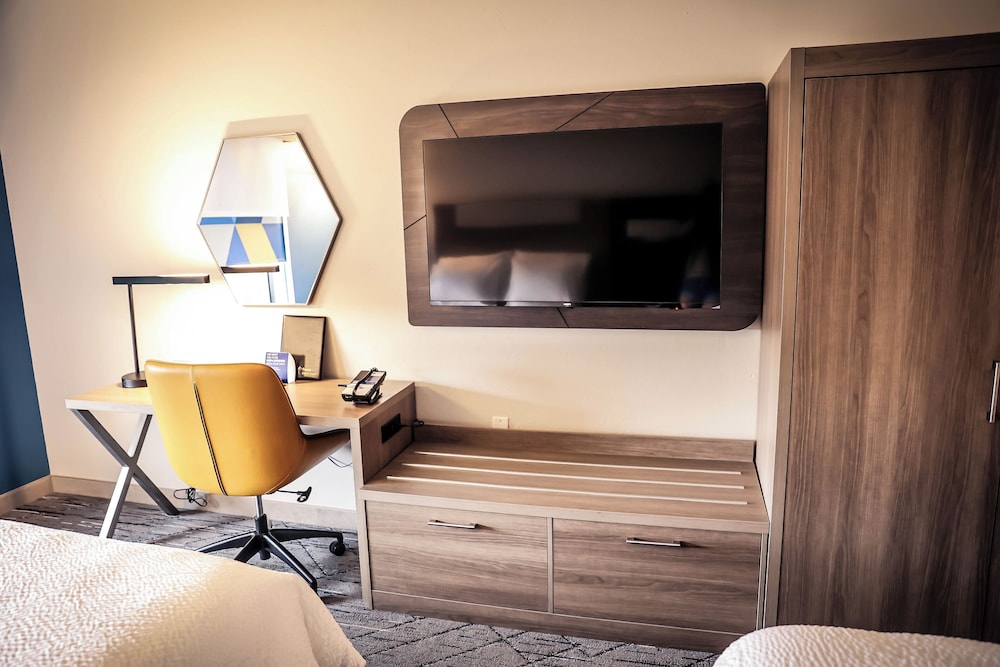Suite, Multiple Beds (Wet Bar) - Photo 2