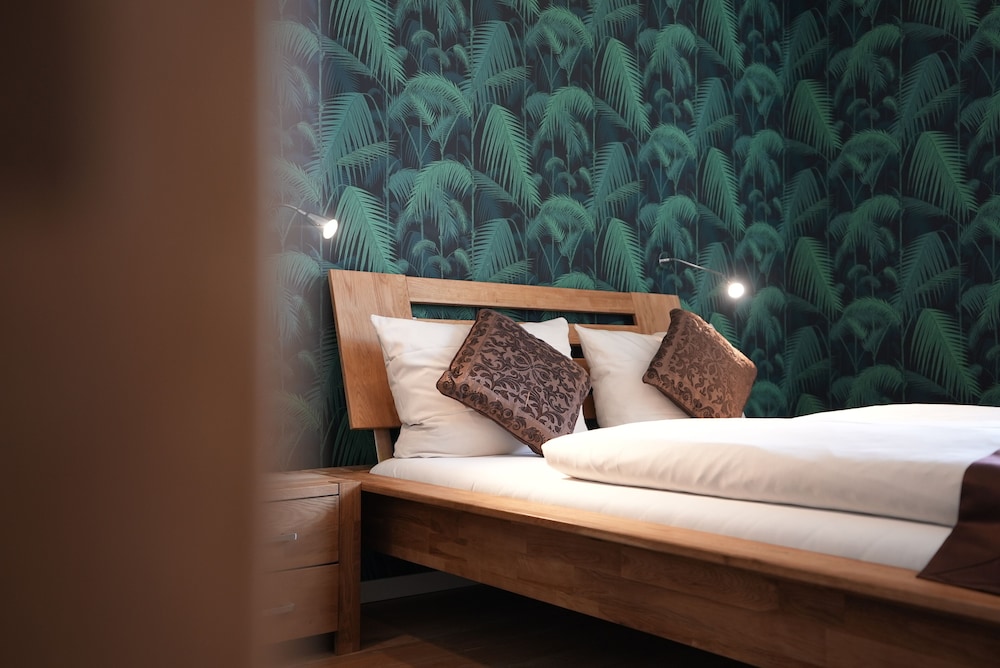 Basic Double Room (Budget) - Photo 8