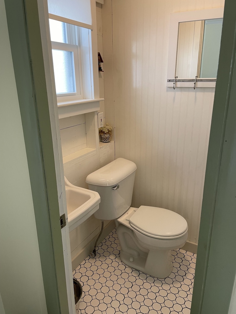 Cabin C – 2 room kitchenette w/fenced in patio photo 2