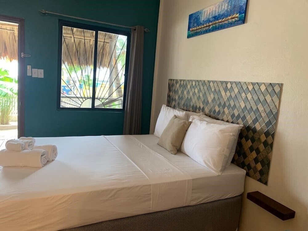 Comfort Room, 1 Queen Bed, Ocean View