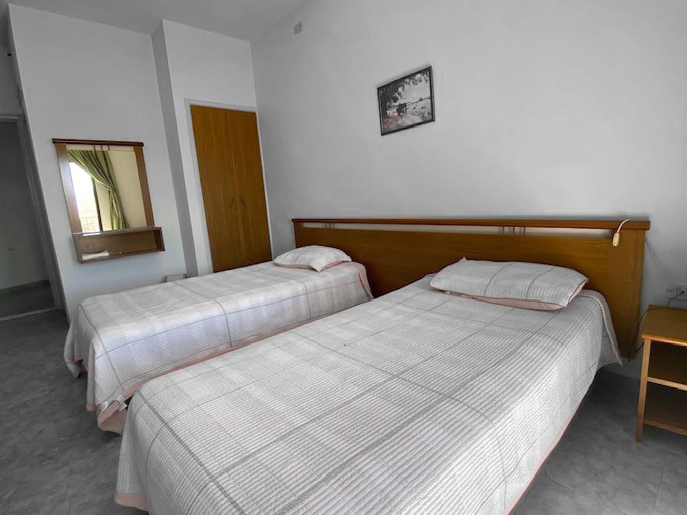 Basic Single Room, 1 Queen Bed, Smoking, Lake View photo 2