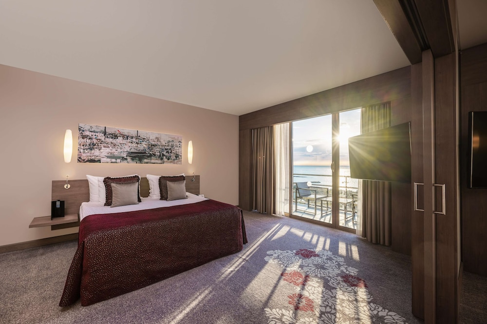 Executive Suite, 1 Double Bed with Sofa bed, Non Smoking, Private Bathroom photo 3