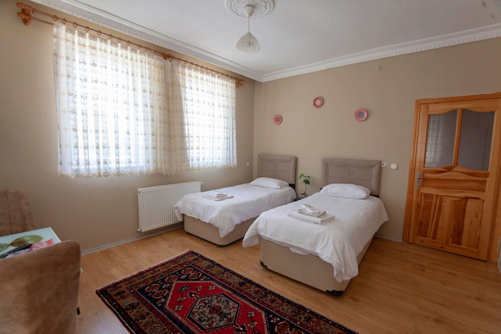 Twin Room - Photo 2