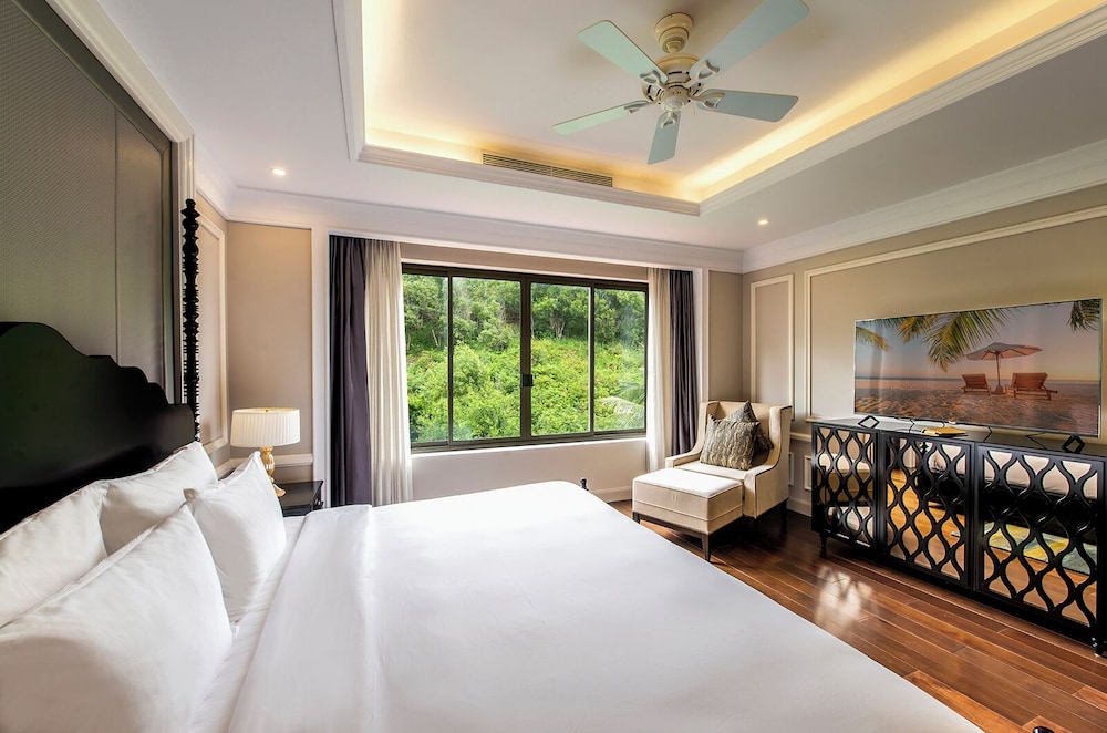 Grand Junior Suite King Hill View - Photo 5