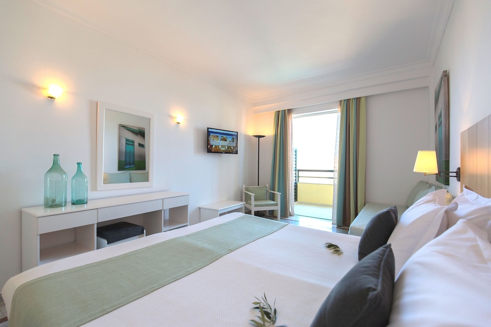 Double or Twin Room, Partial Sea View photo 2