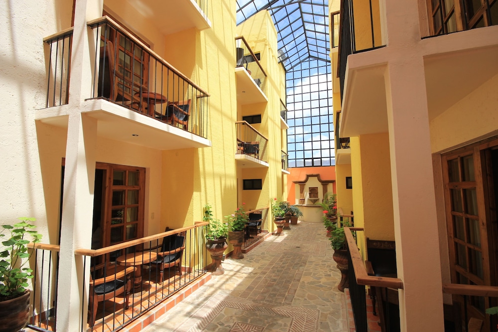 Colonial - Photo 8