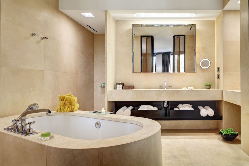 One Bedroom Junior Suite (Non Smoking) thumbnail 6