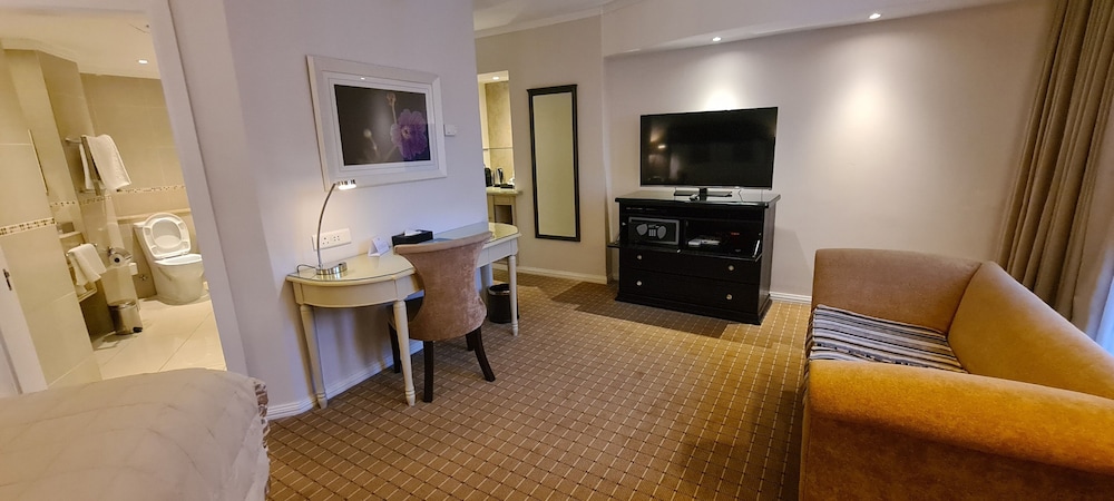 Executive Room thumbnail 5