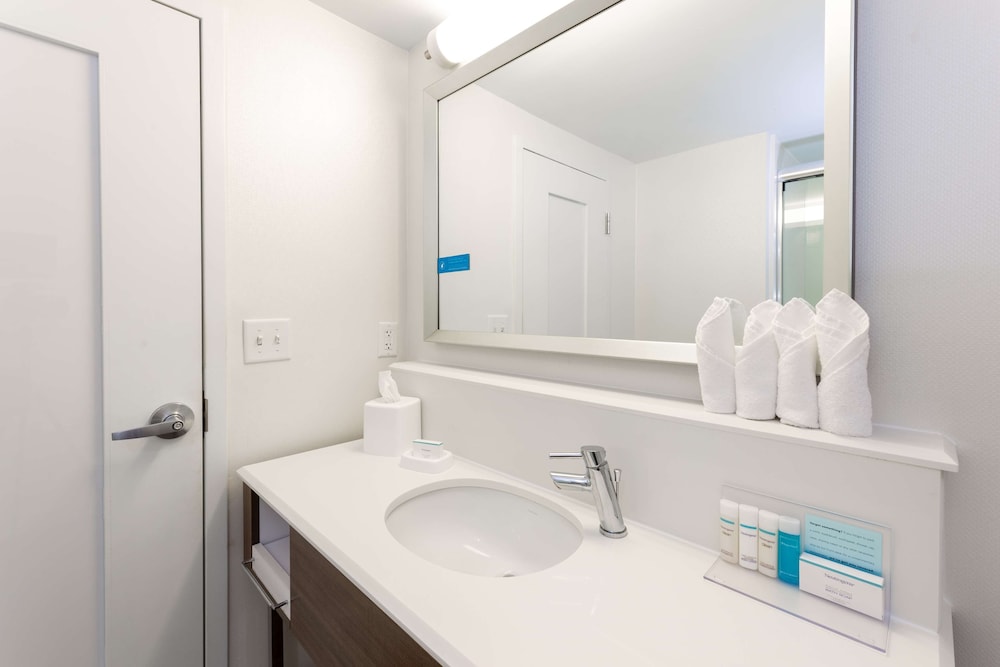 Studio, 1 King Bed, Refrigerator & Microwave (Shower) - Photo 9