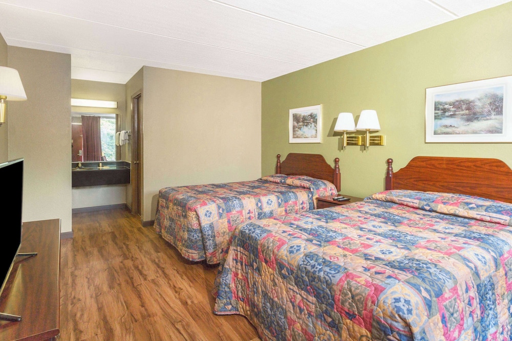 Room, 2 Queen Beds, Non Smoking - Photo 3