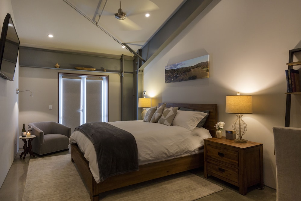 Deluxe Room, 1 King Bed, Non Smoking - Photo 3