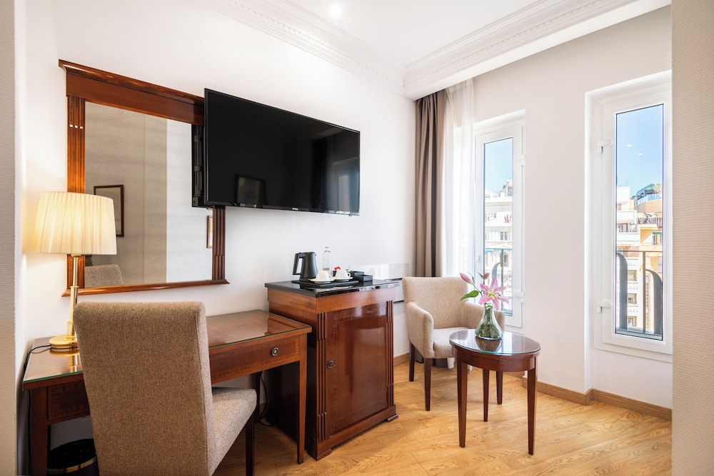 Classic Room (Plaza Views) thumbnail 5
