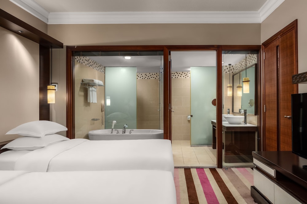 Ocean Front Corner Suite (Club Lounge Access) - Photo 1