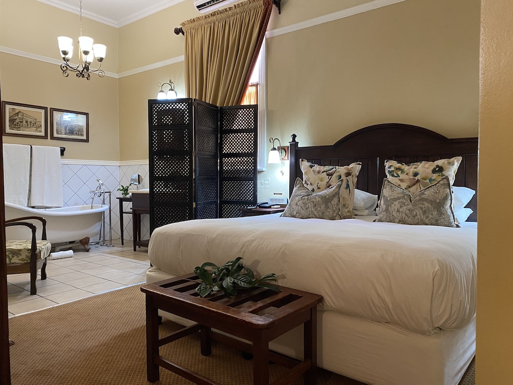 Executive Suite, 1 King Bed, Courtyard Area photo 1