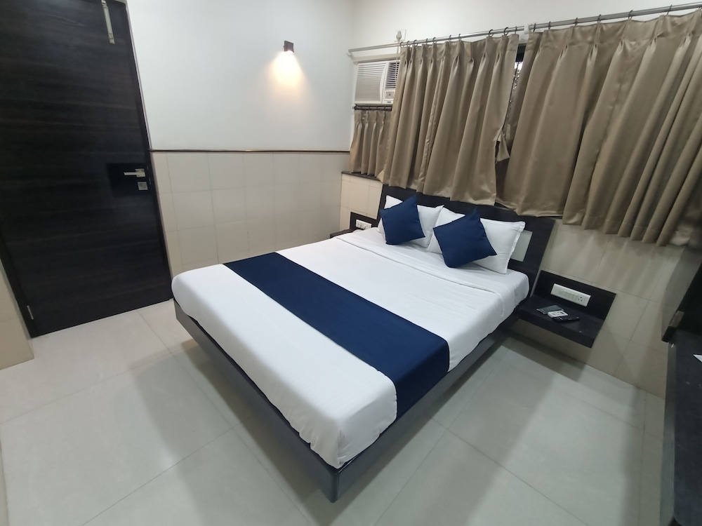 Deluxe Room - Photo 13