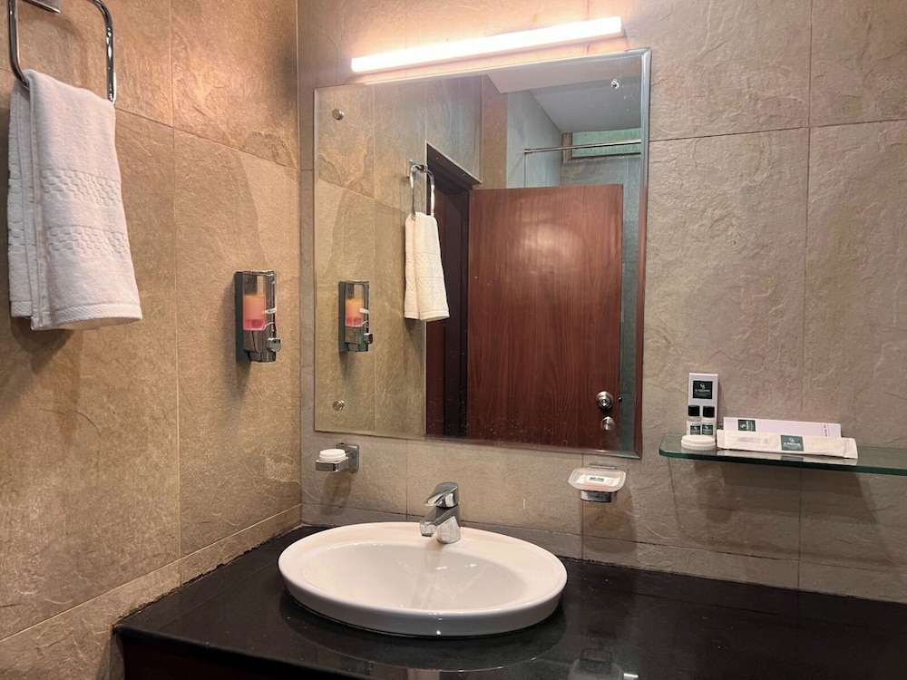 Deluxe Room - Photo 5