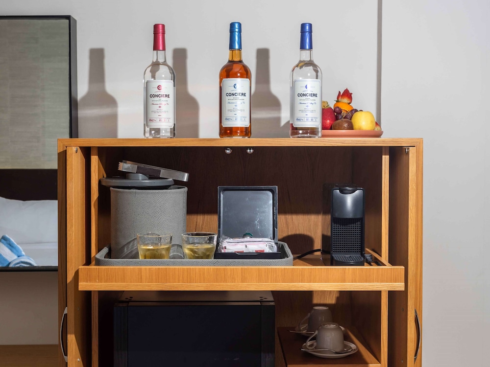 Suite, 1 King Bed, Pool View (swim-out Junior Suite)