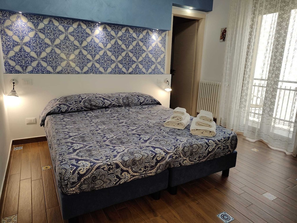 Standard Double Room, Private Bathroom - Photo 8