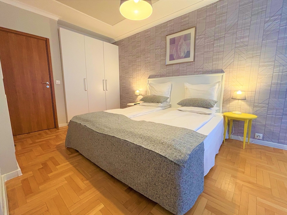 Superior One-Bedroom Apartment - Photo 1