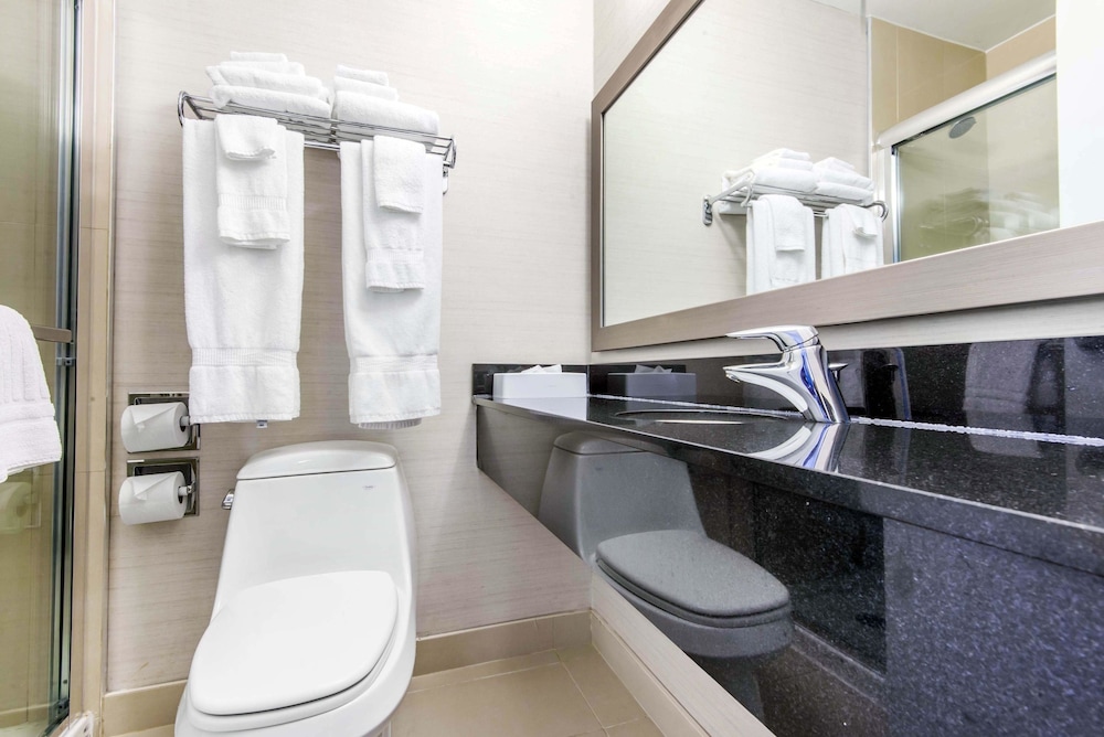 Suite (2 King Beds) photo 3