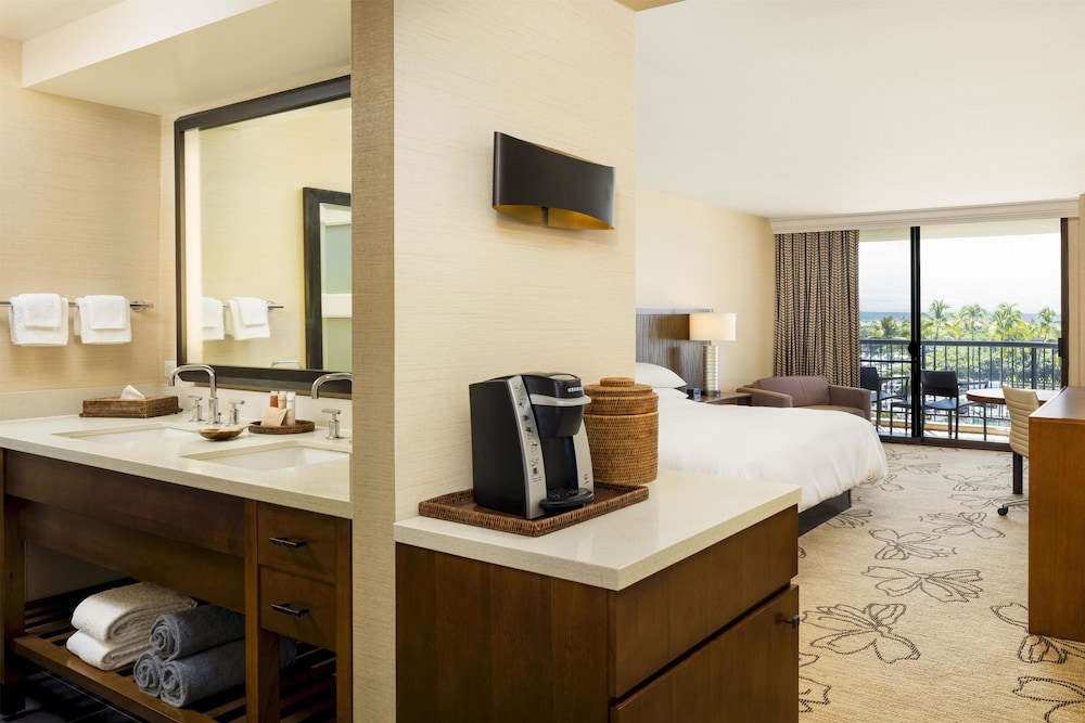 Room, 1 King Bed, Accessible, Resort View (Hearing)