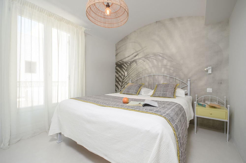 Deluxe Suite (With Living Room) photo 2