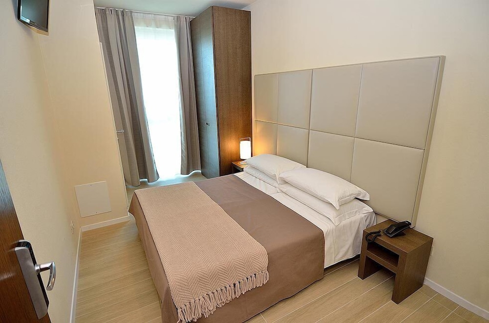 Double or Twin Room - Photo 2