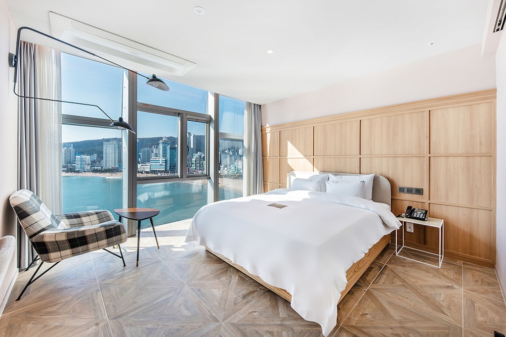 Golden Suite Room --Breakfast Included,Unlimted Starbucks Coffee Bean,OTT Available,15PM CI/13PM CO - Photo 1