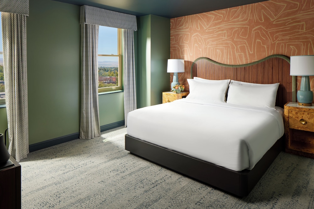 Room, 1 King Bed, Tower photo 1