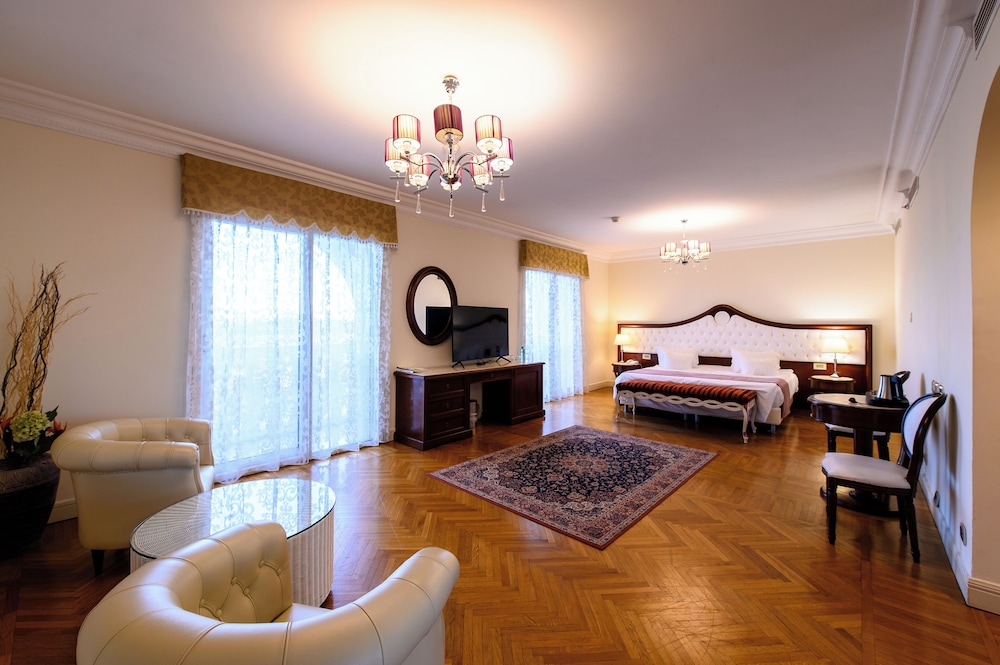 Junior Room, 1 King Bed, City View