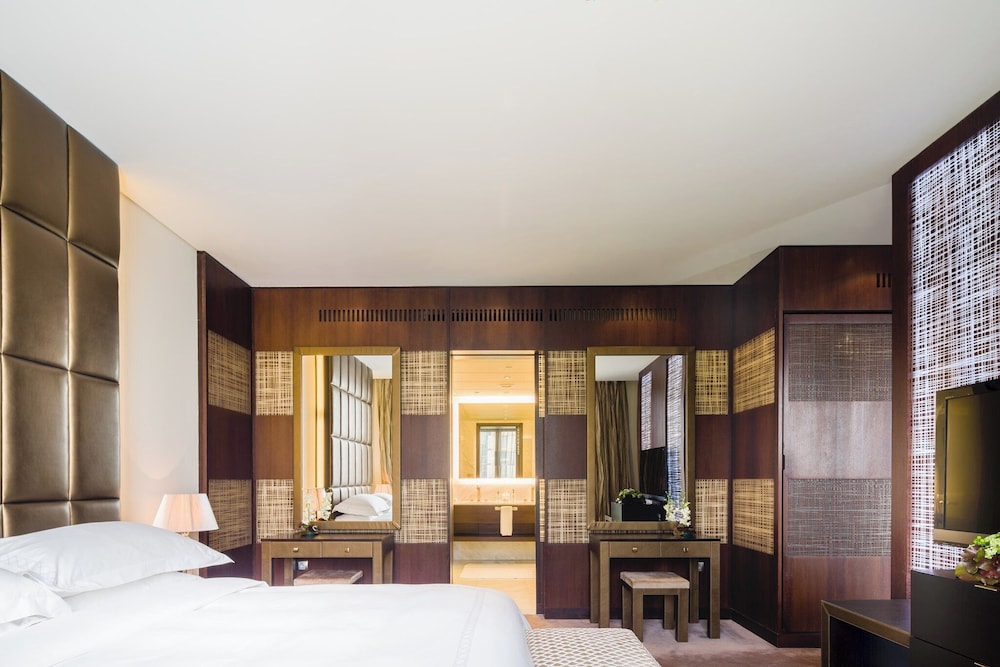 Suite (Landmark)