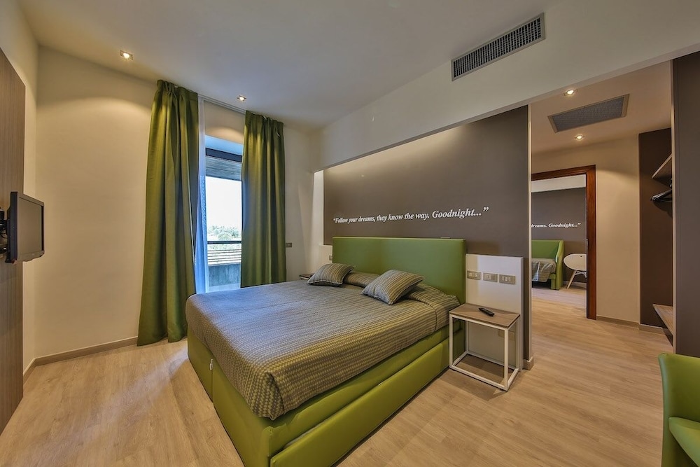 Family Room, Balcony, Lake View - Photo 1